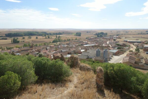 Vista del Monte del Raso en Villalpando tras un incendio provocado por un rayo.