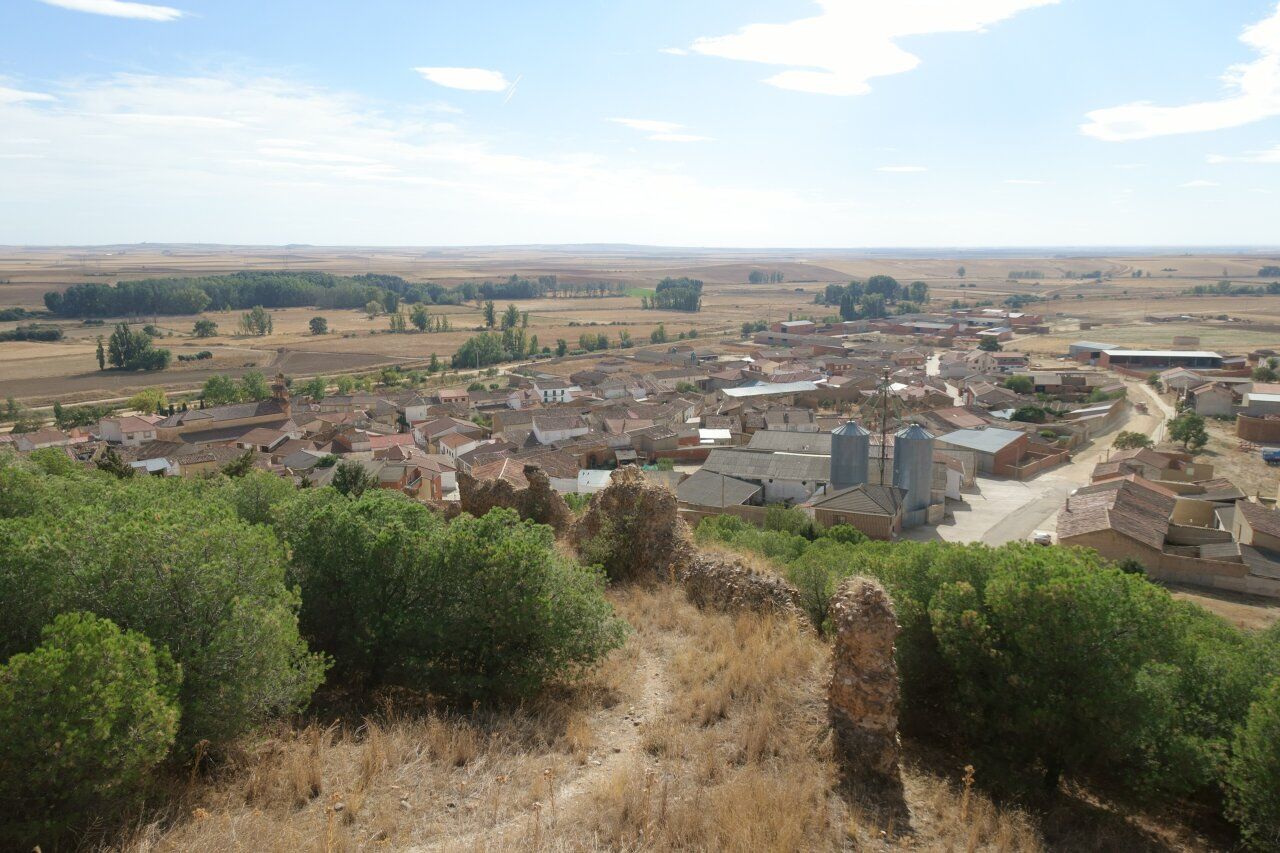 Vista del Monte del Raso en Villalpando tras un incendio provocado por un rayo.