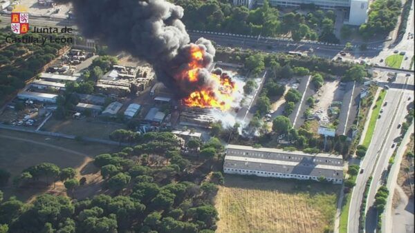 Incendio en una fábrica cerca de la N-601 en Valladolid con humo negro