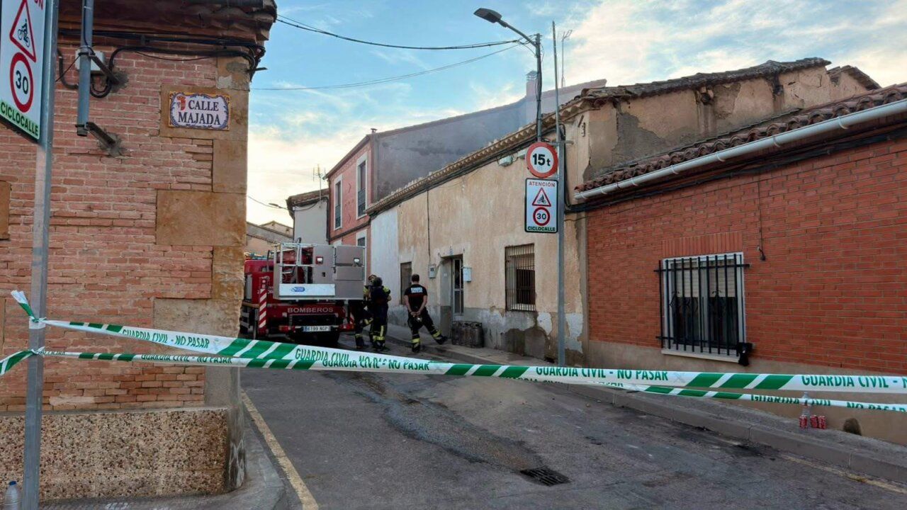 Bomberos y policía en la escena de un incendio en Moraleja del Vino