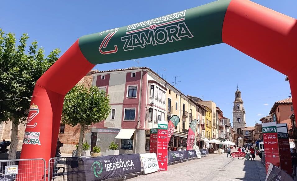 Arco de salida de la Vuelta Ciclista a la Provincia de Zamora en la Plaza Mayor de Toro
