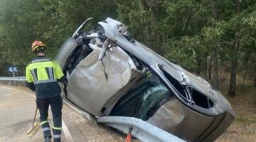 Intervención de bomberos en un accidente de tráfico en Entrepeñas