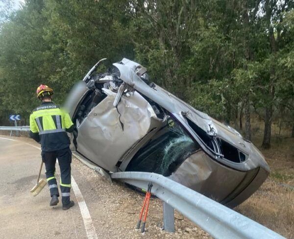 Bomberos trabajando en un accidente de tráfico en Entrepeñas