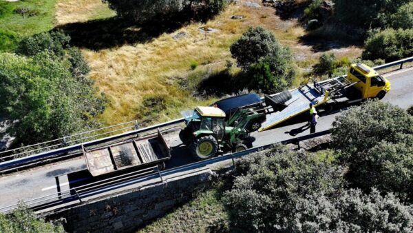 Bomberos interviniendo en un accidente entre un turismo y un tractor