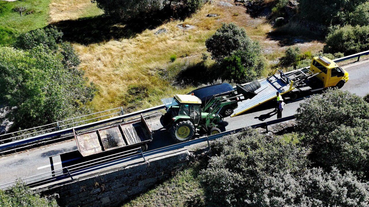 Bomberos interviniendo en un accidente entre un turismo y un tractor