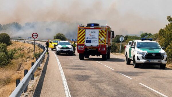 Bomberos y vehículos de emergencia en Fermoselle durante un incendio forestal