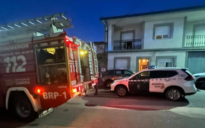 Intervención de bomberos y Guardia Civil en incendio en Palazuelo de las Cuevas