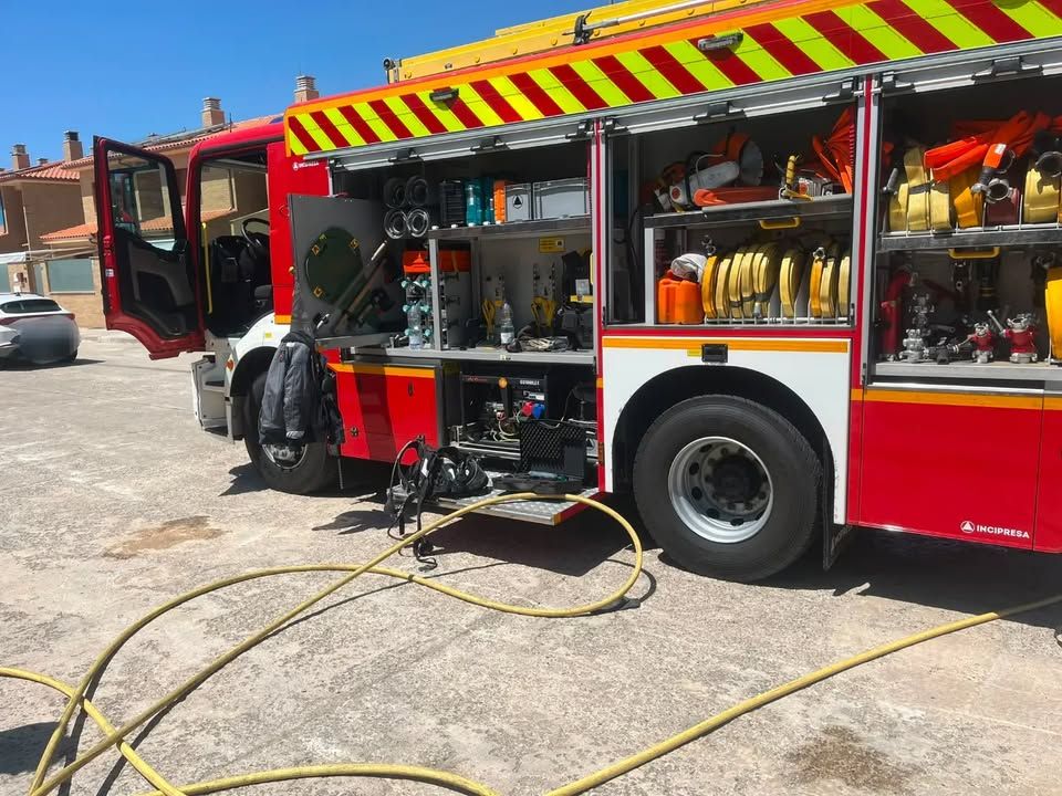 Camión de bomberos con equipo de intervención en Valcabado