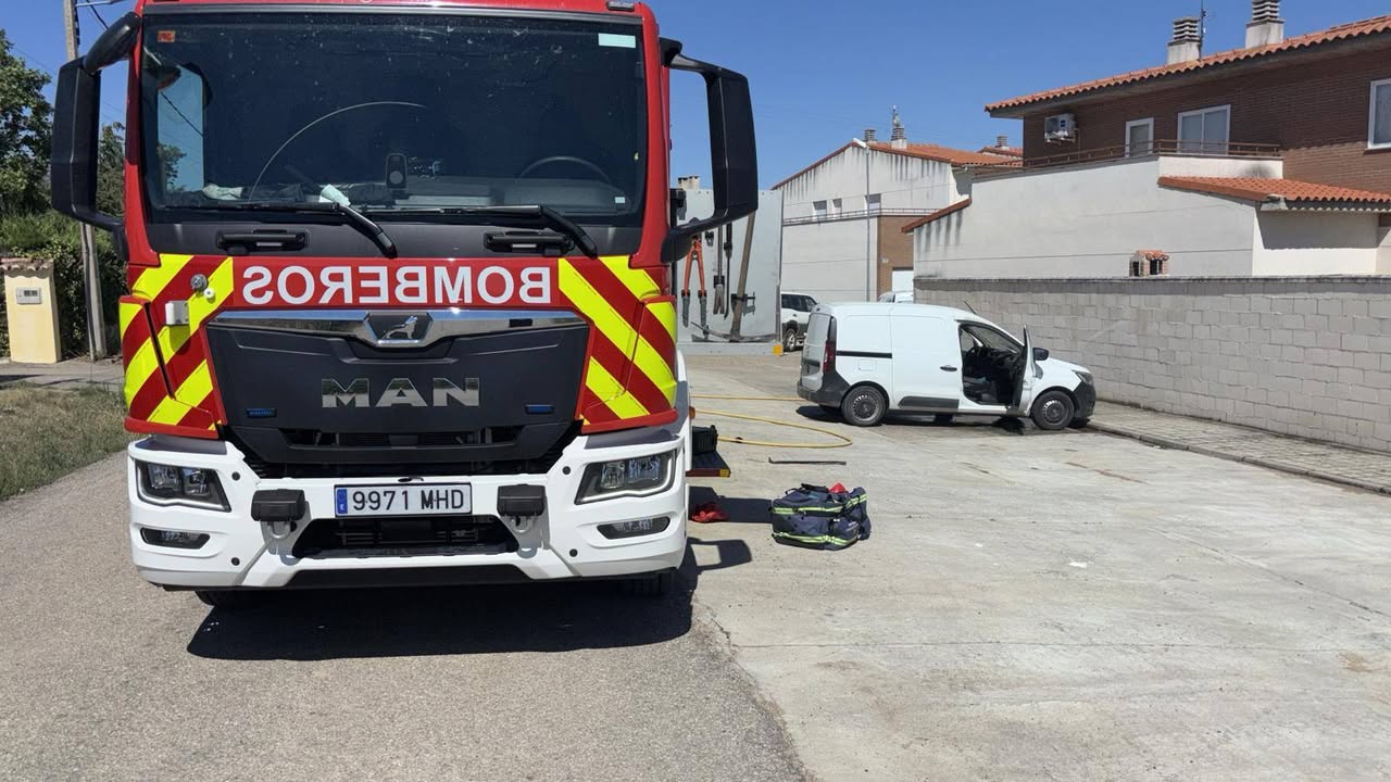 Camión de bomberos en intervención por incendio en vehículo en Arcenillas