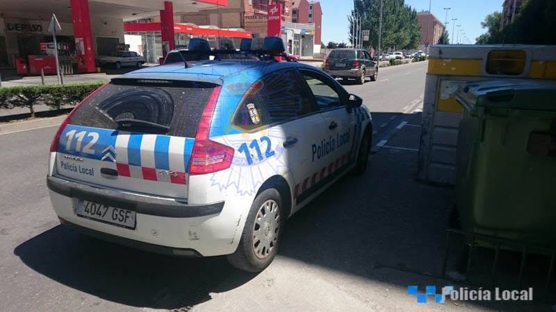 Vehículo de la Policía Local de Benavente en la calle.