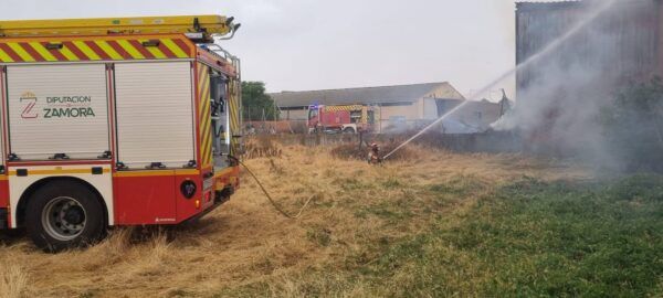 Camión de bomberos trabajando en la extinción de un incendio en Zamora