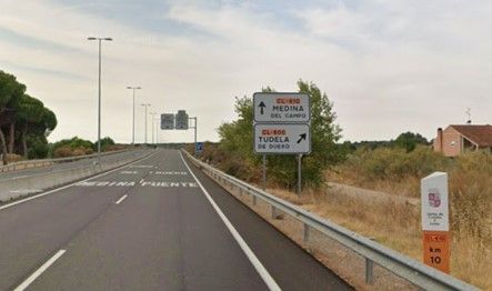 Señalización de carreteras en Castilla y León con direcciones a Medina del Campo y Tudela de Duero.