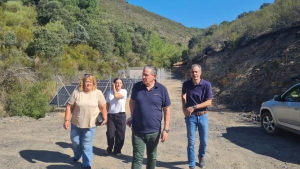 Visita de autoridades a instalaciones de servicios en el medio rural