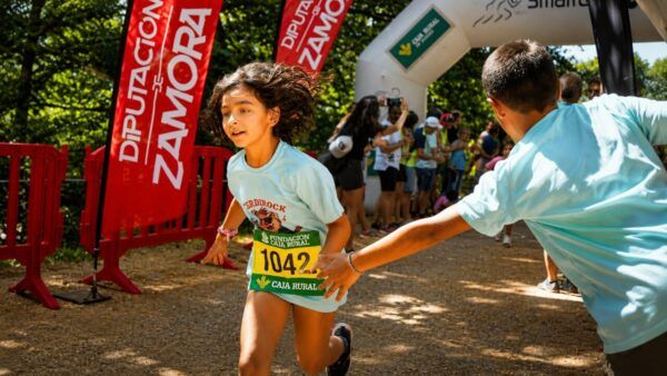 Niña corriendo en la IV Kedada Trail Cerdirock en Cerdillo de Sanabria