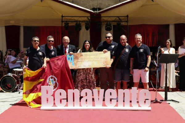 Entrega de premios en el IX Certamen Internacional de Bandas de Música en Benavente