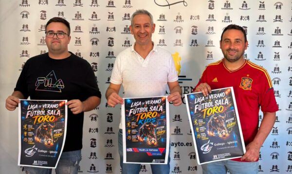 Tres personas sosteniendo carteles de la Liga de Verano en Toro