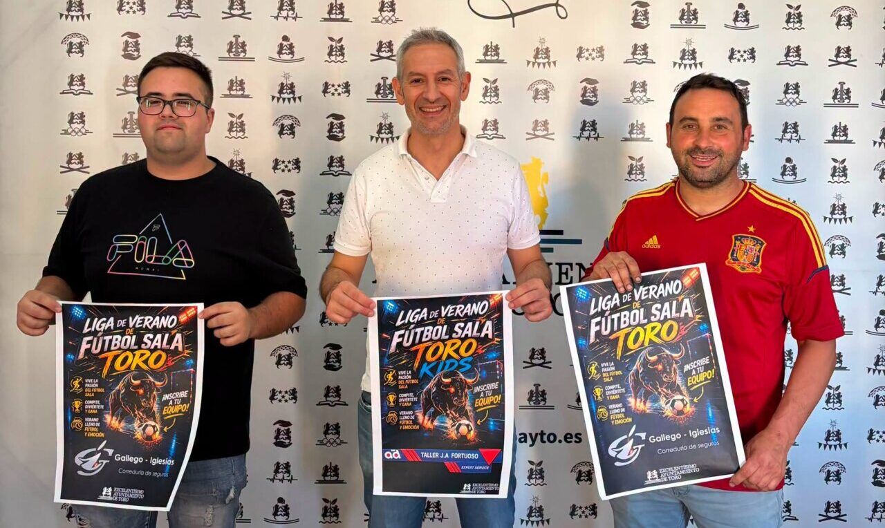 Tres personas sosteniendo carteles de la Liga de Verano en Toro