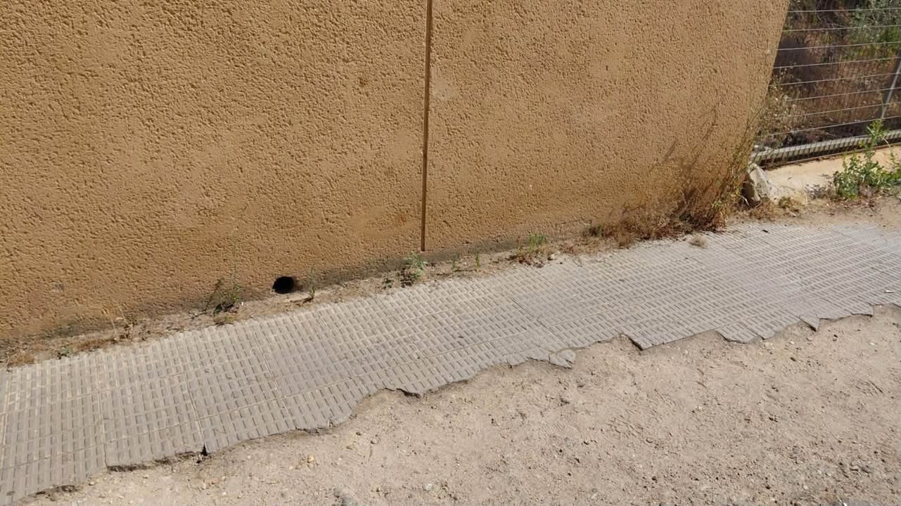 Aceras deterioradas en la calle Camino de Santiago en Benavente
