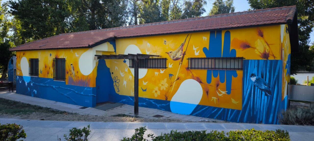 Mural colorido en los vestuarios de Los Pelambres en Zamora