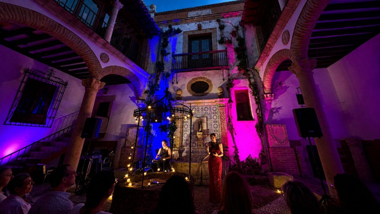 Concierto de Musgö en un patio histórico de Zamora con luces de colores