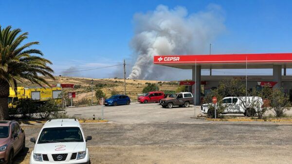 Operativo de bomberos en la zona de Fermoselle durante un incendio forestal