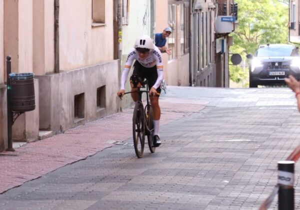 Ciclista Óscar Vián compitiendo en una calle de Benavente
