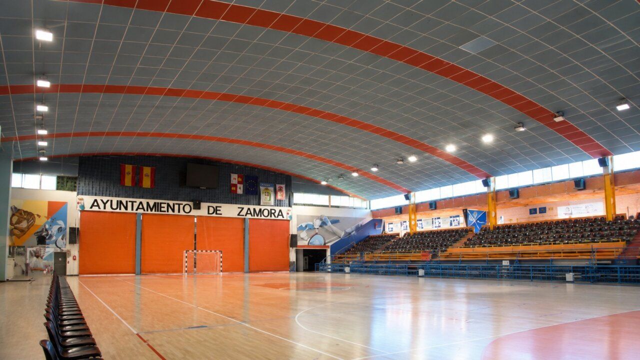 Interior del pabellón Ángel Nieto en Zamora con gradas y cancha