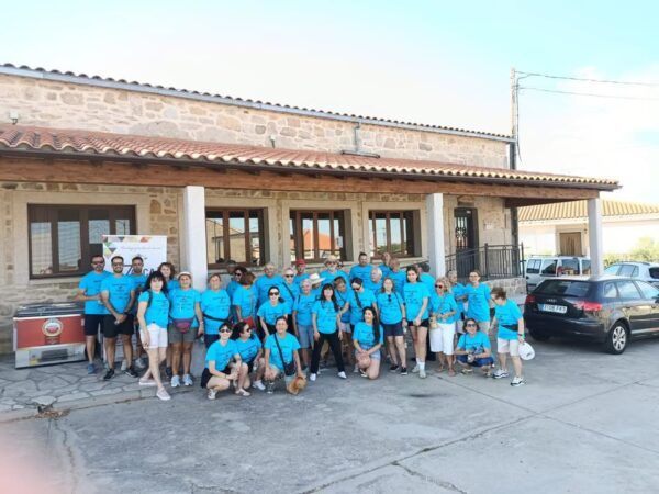 Grupo de personas en camisetas azules durante el Paseo Solidario en Cibanal