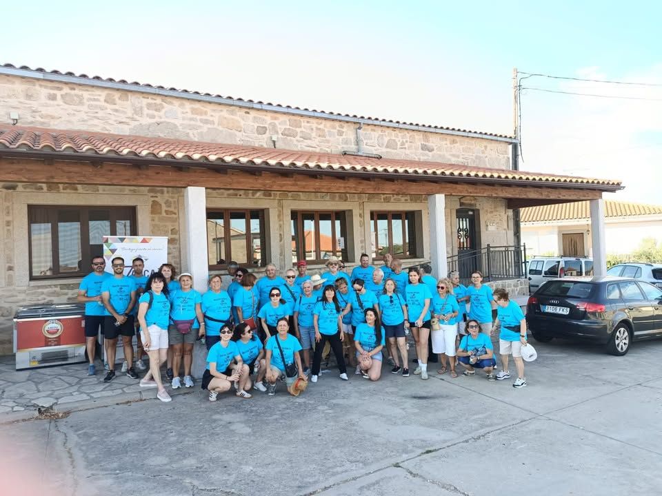 Grupo de personas en camisetas azules durante el Paseo Solidario en Cibanal