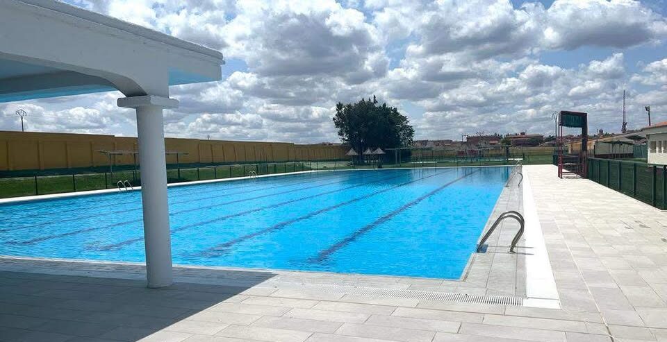 Vista de la piscina municipal de Toro en un día soleado
