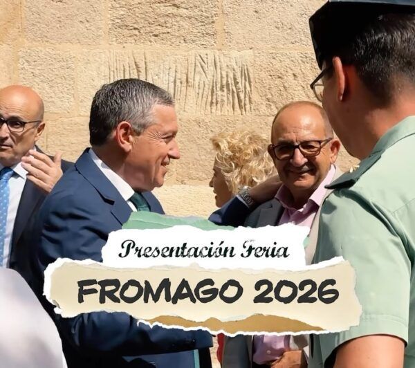 Presentación de la feria Fromago 2026 en Zamora con varias personas conversando.