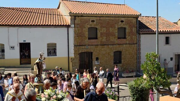 Procesión de la Virgen del Carmen con participantes en Peleas de Abajo