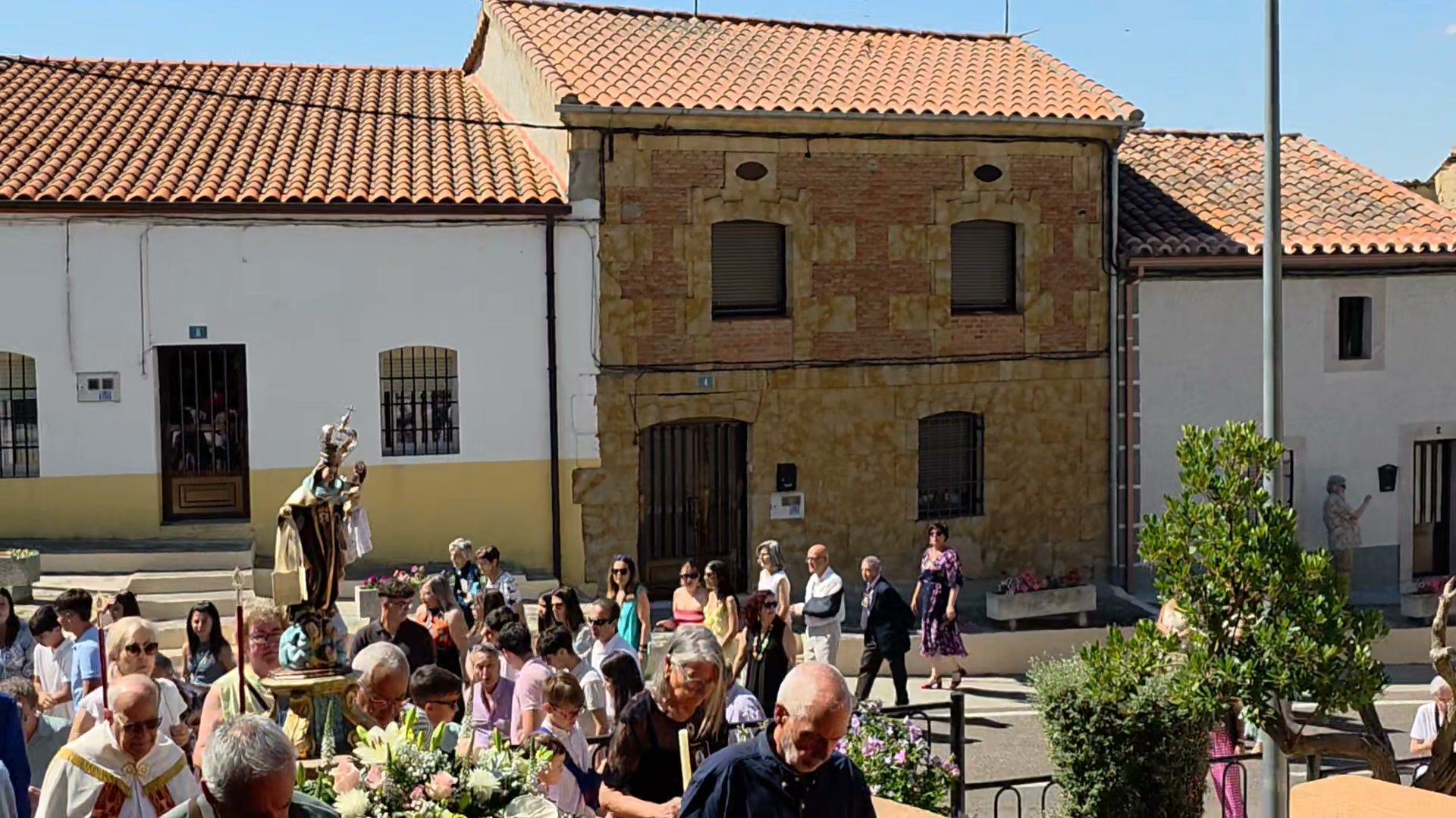 Procesión de la Virgen del Carmen con participantes en Peleas de Abajo