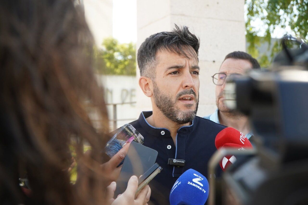 Miembro del PSOE de Zamora hablando sobre la sanidad pública
