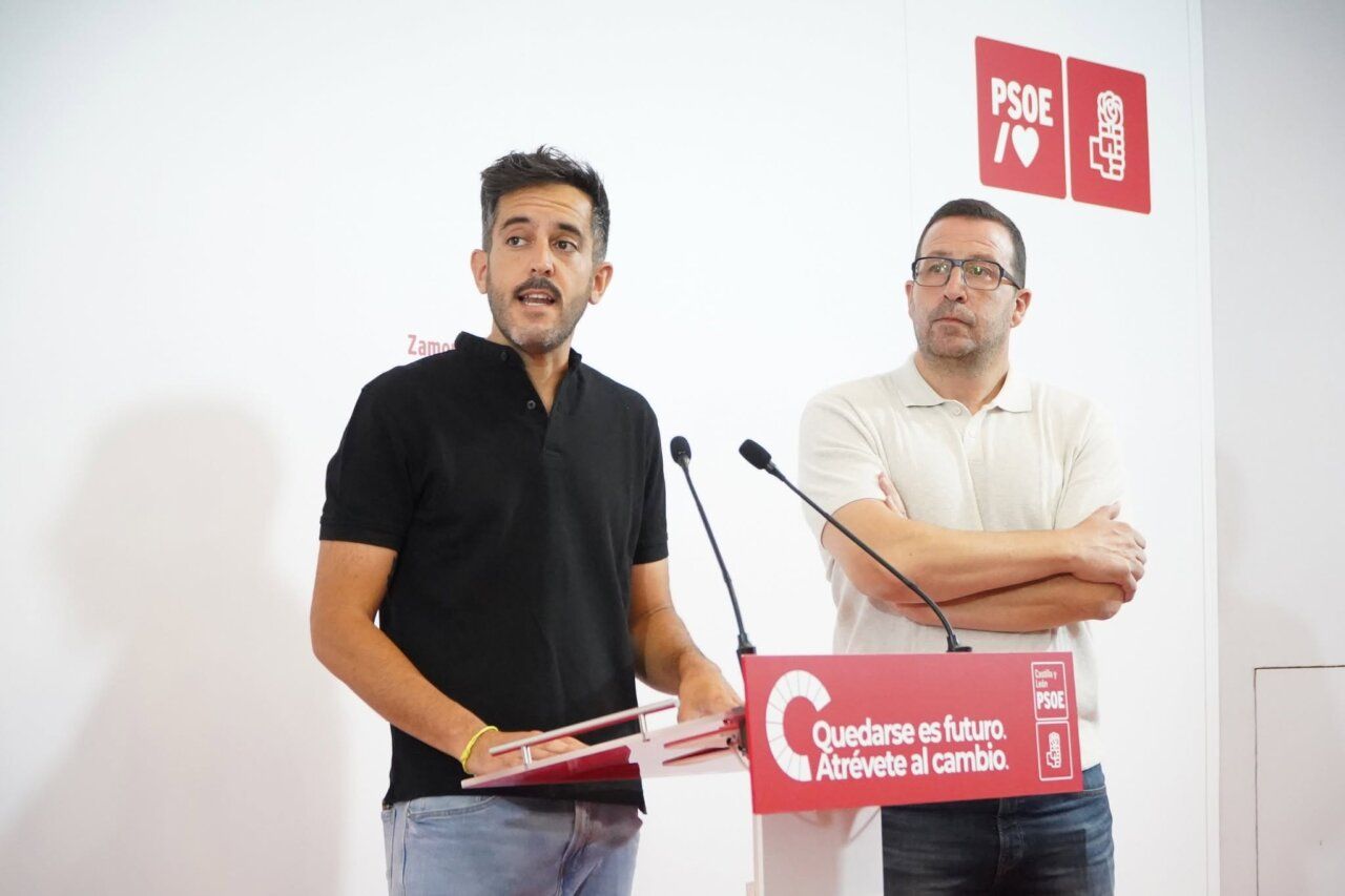 Dos hombres hablando en un evento del PSOE sobre patrimonio románico