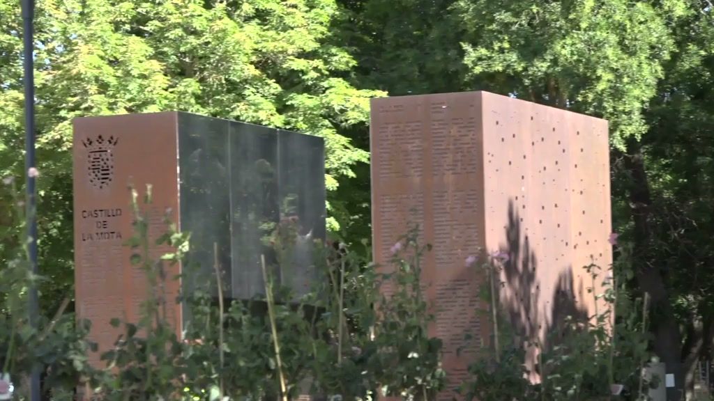 Monumento en los Paseos de la Mota en Benavente rodeado de vegetación