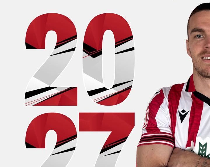 Diego Moreno con la camiseta del Zamora CF anunciando su renovación para 2027