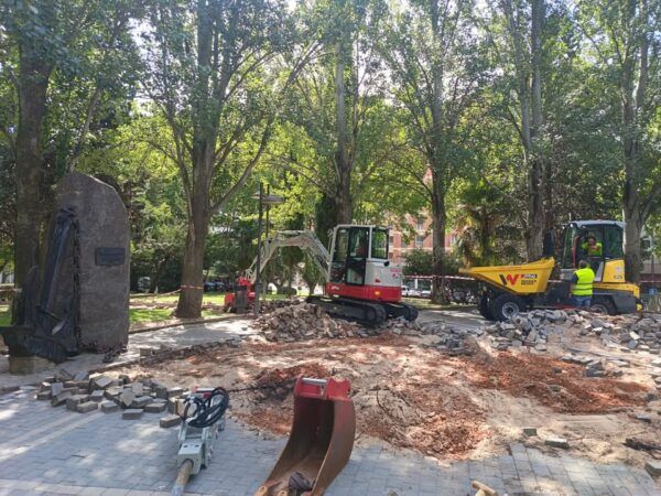 Trabajos de renovación en el entorno del monumento El Ancla en Zamora