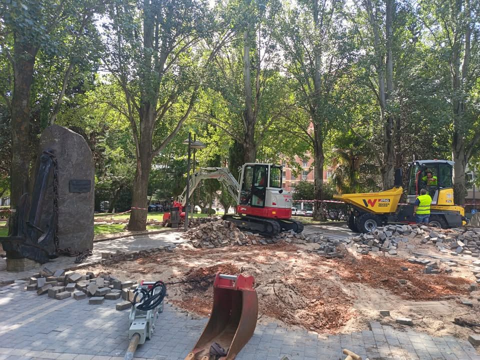 Trabajos de renovación en el entorno del monumento El Ancla en Zamora
