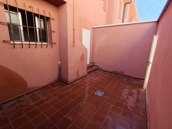 Vista del muro de Rabiche renovado en Zamora con patio mejorado.
