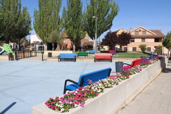 Plaza de Canteras del Raposo renovada con mobiliario urbano y vegetación