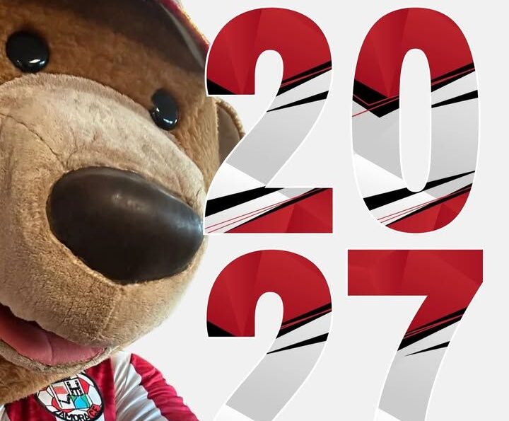 Zamoroso, la mascota del equipo, con una camiseta roja y blanca
