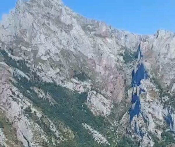 Helicóptero de Protección Civil en rescate de senderista en Picos de Europa