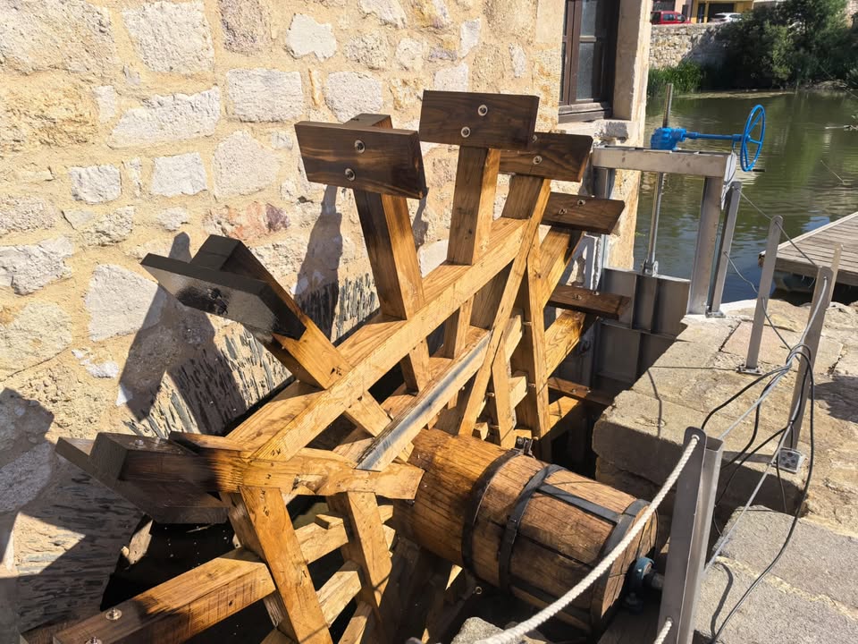 Rueda hidráulica restaurada en las Aceñas de Olivares, Zamora.