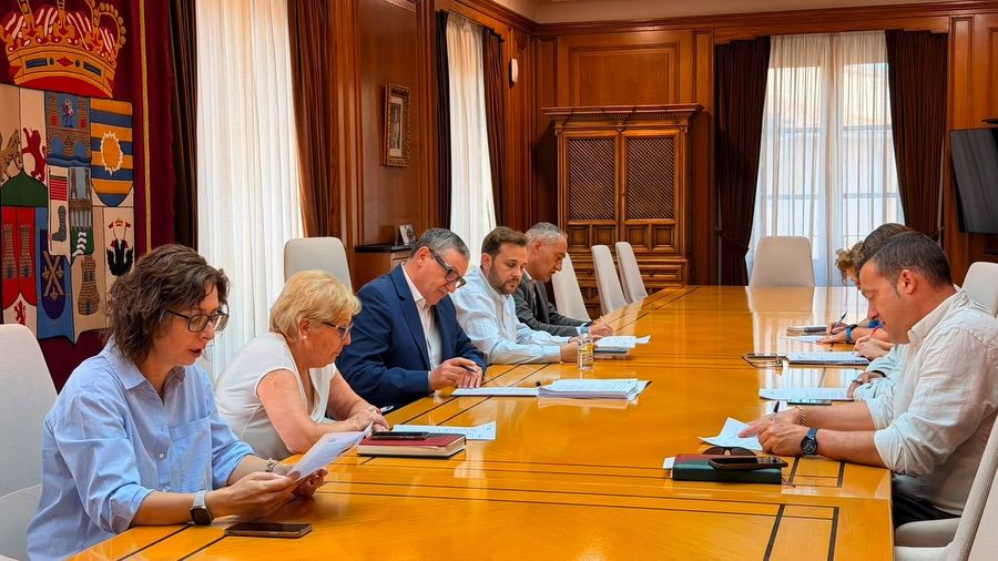 Reunión del equipo de Gobierno de la Diputación de Zamora en una sala de conferencias