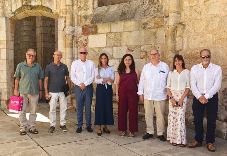 Reunión de la Red de Cooperación de Ciudades en Zamora con participantes en un entorno histórico.