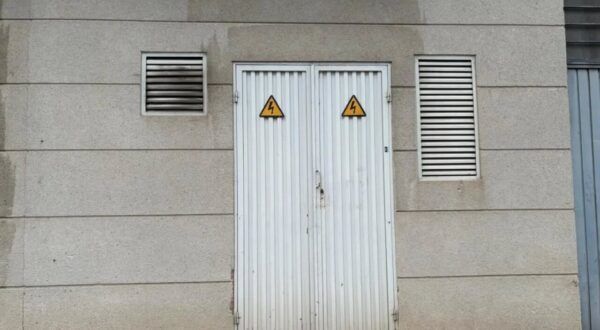 Puerta de acceso a una instalación eléctrica en Zamora