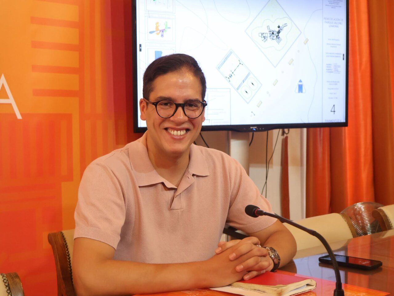Concejal de Zamora presentando el proyecto de renovación del parque infantil.