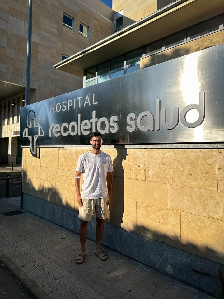 Jugador del Zamora Club de Fútbol frente al Hospital Recoletas Salud