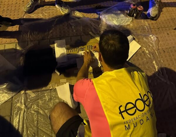 Jóvenes participando en actividades artísticas sobre igualdad en Zamora